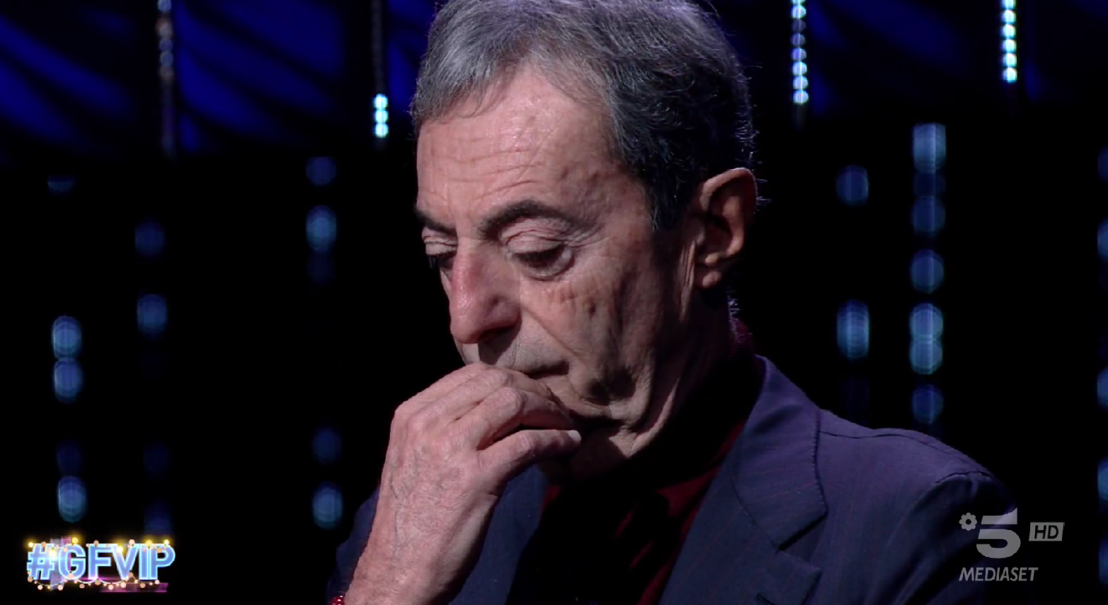 Grande Fratello Vip 2022, Attilio Romita cacciato di casa dalla compagna. Poi la parziale retromarcia: “Non voglio lasciarlo”. Signorini: “Sensazionalista io? Anche no”