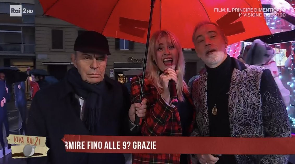 Fiorello, a Viva Rai2! i Jalisse si esibiscono sotto la pioggia con “Noi l’unica salvezza”. Lo showman ironizza: “Molto umile”