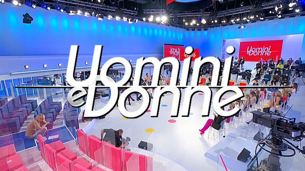 Uomini e Donne, anticipazioni registrazione 15 aprile 2023: Nicole e Carlo si baciano, Gemma conosce Elio