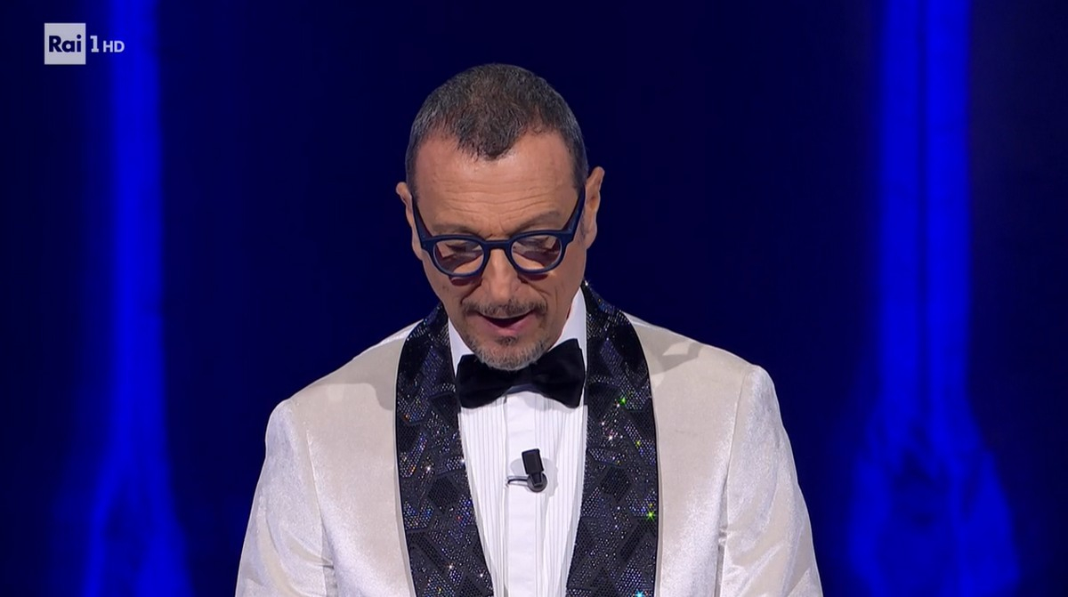 Sanremo 2024, Morgan contro Amadeus: “Non capisce niente di musica, sfrattiamolo”. Il conduttore su Ig: “Gli idioti vogliono sempre parlare”