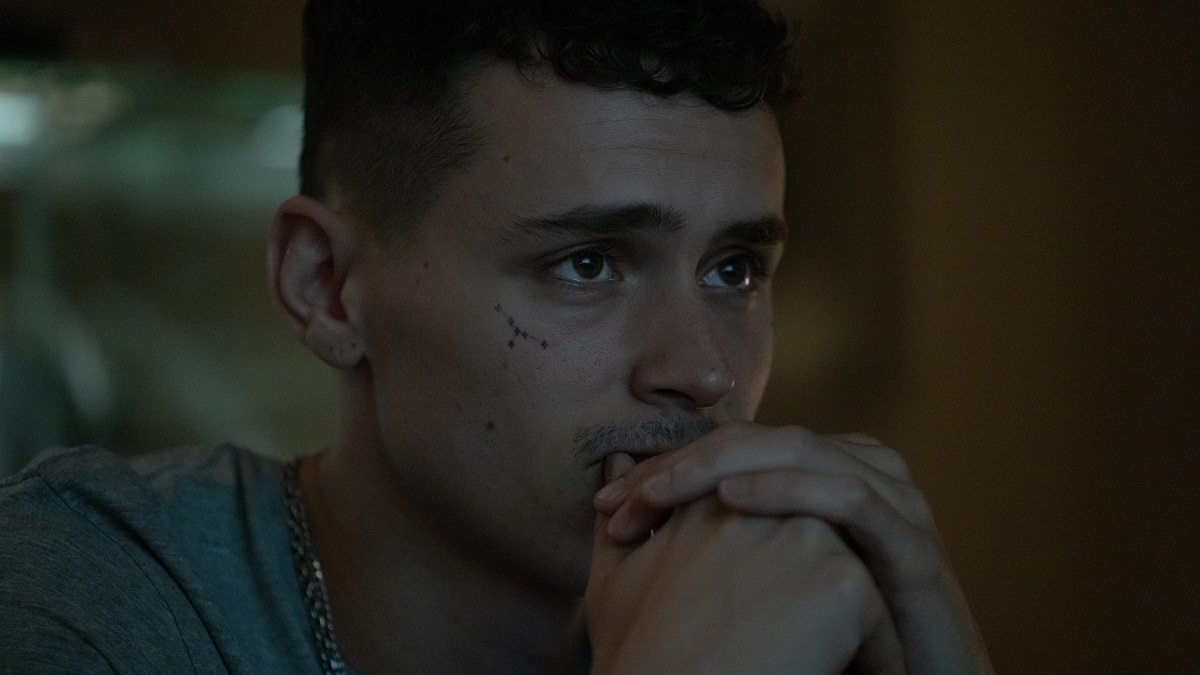In Silenzio, il thriller spagnolo di Netflix punta tutto sul fascino di Aron Piper e il classico melodramma