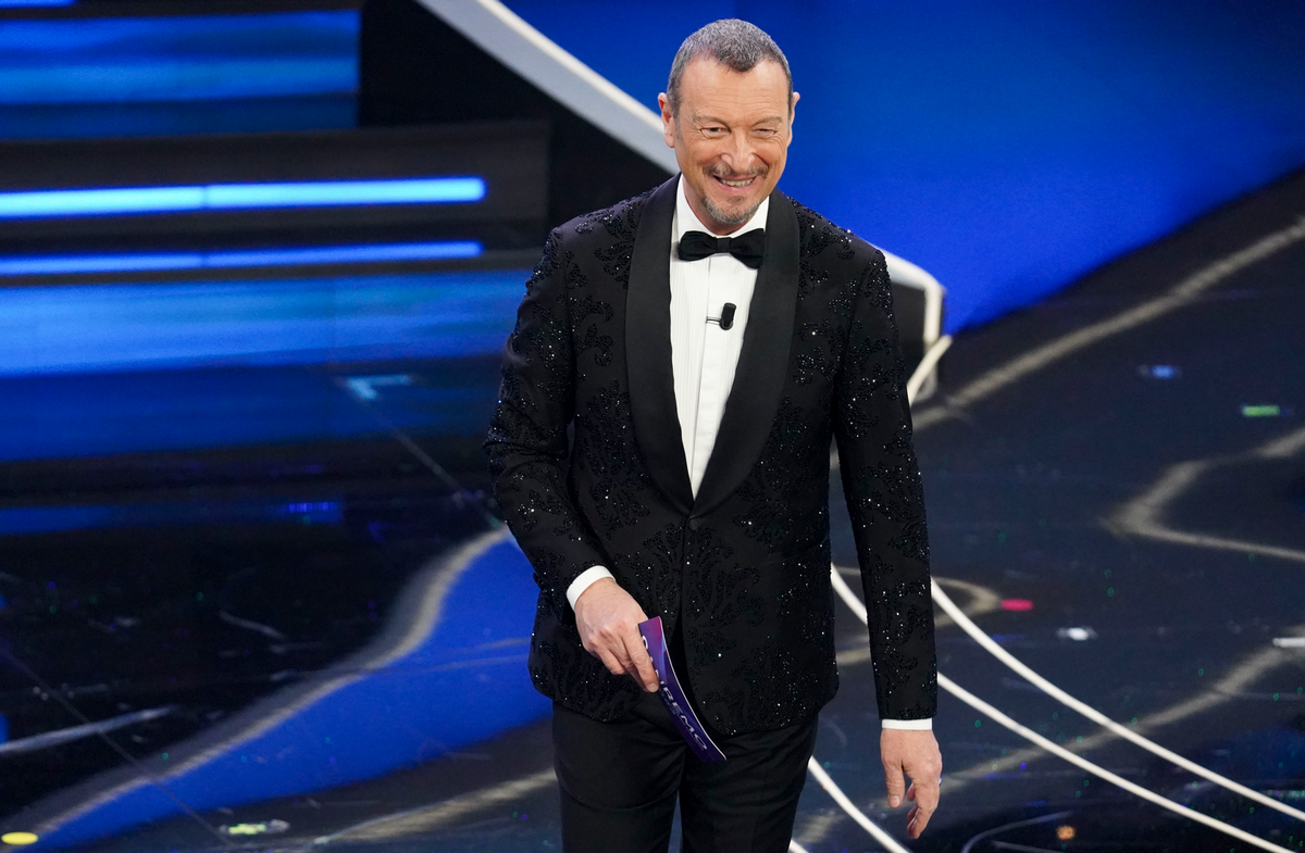 Amadeus, la furbizia comunicativa e i superospiti italiani che ci sono ma non ci sono a Sanremo