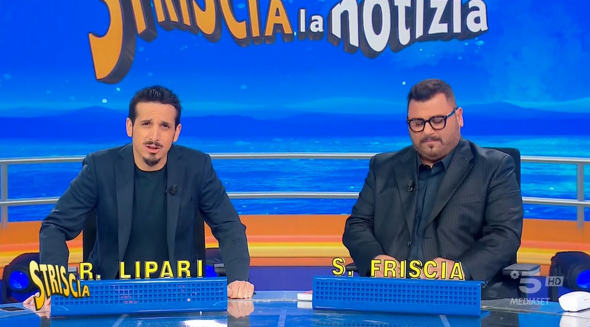 Striscia la Notizia pubblicizza la Rai: “Vi ricordiamo che su Rai 2 va in onda il documentario di Dagospia su Roma”