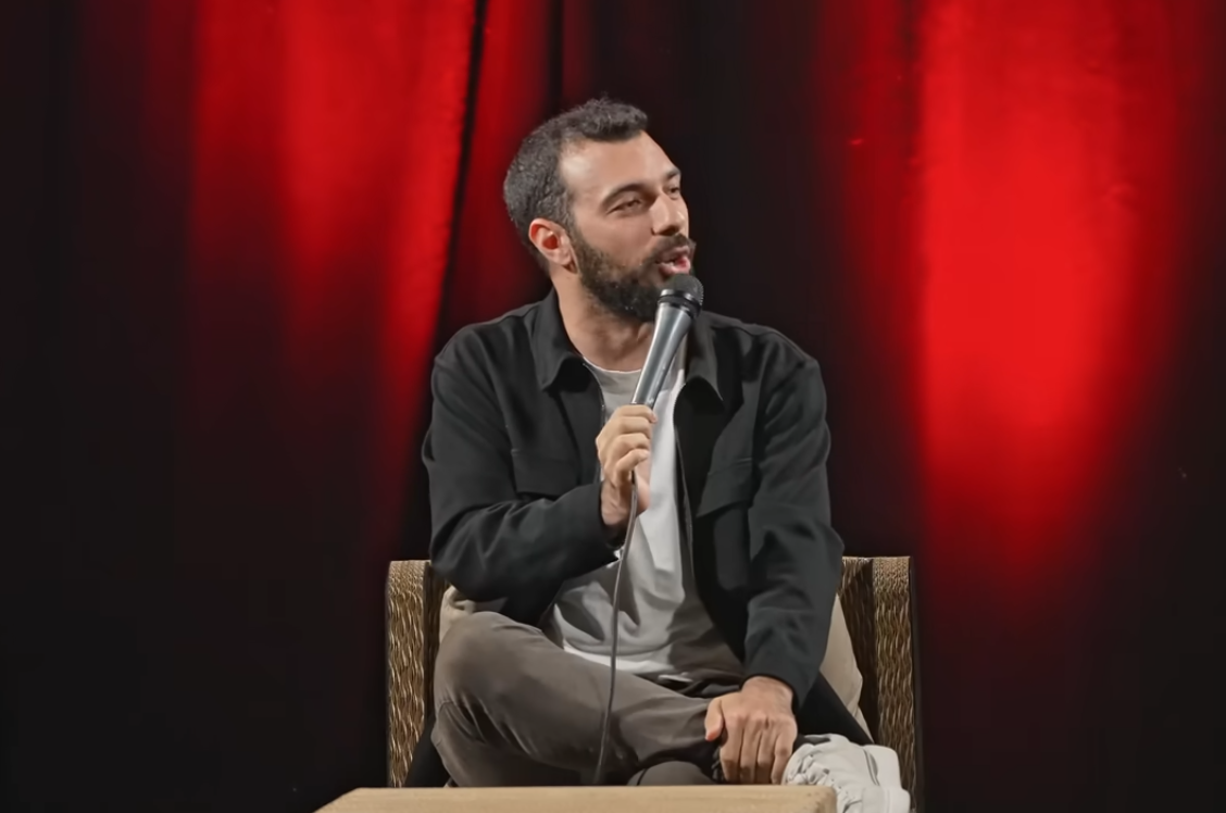 Sandro Cappai, l’intervista a TvBlog: “Sul palco racconto i momenti in cui si crea tensione. Poca tv? Non è stata una mia scelta”