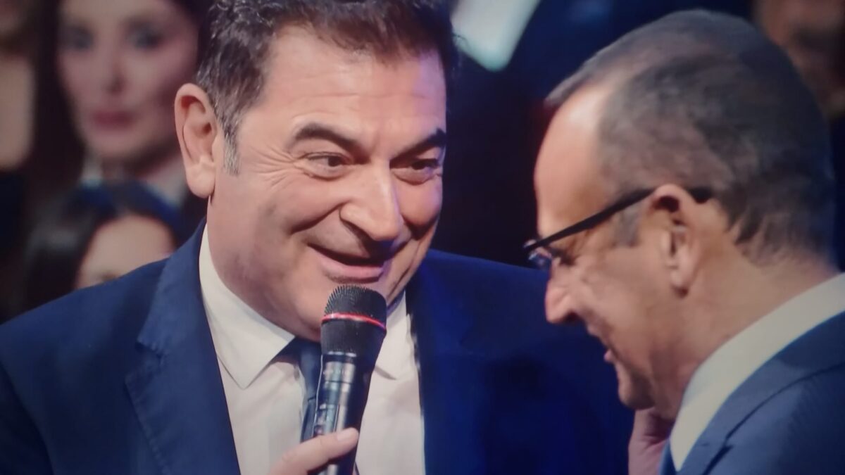 Max Giusti, gaffe su Olivia Newton-John durante l’imitazione di Malgioglio. Poi si scusa