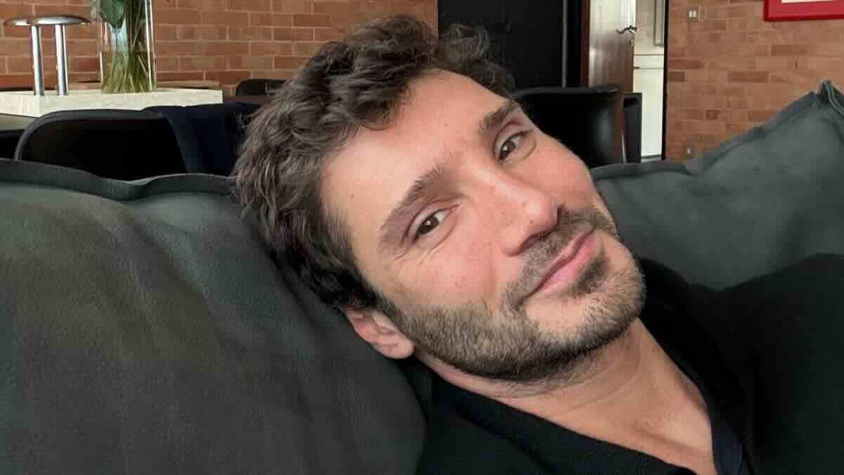 Sanremo 2027, il piano internazionale di Stefano De Martino tra Dua Lipa, Vittoria Ceretti e il sogno DiCaprio