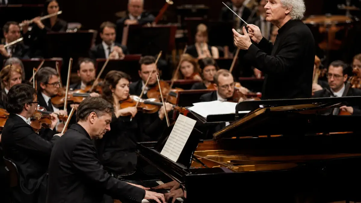 Hough e Rattle a Milano: i maestri britannici dirigono la musica russa
